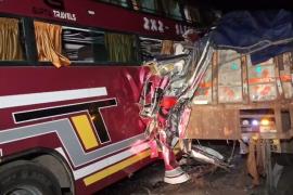  खड़ी ट्रक से टकराई बस, 4 लोगों की दर्दनाक मौत, कई गंभीर रूप से घायल खबरगली Bus collides with parked truck, 4 people die tragically, many seriously injured  cg news cg big news hindi news cg latest news accident news cg big news khabargali 
