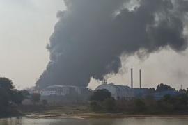 पेंट फैक्ट्री में लगी भीषण आग, रुक-रुक कर हो रहा ब्लास्ट खबरगली Huge fire broke out in paint factory, explosions happening intermittently cg news cg big news latest news khabargali 