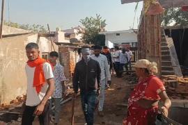 भिलाई के तीन घरों में पकड़ाया गौ मांस, बजरंगी पुलिस के साथ पहुंचे तो एक युवक ने लगा ली फांसी खबरगली Cow meat was found in three houses in Bhilai, when Bajrangi arrived with the police, a young man committed suicide  cg news cg big  news cg latest news khabargali     