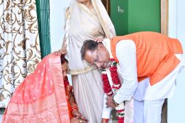 On his birthday, Chief Minister Sai along with his wife touched the feet of his mother to seek blessings, Bagia, Chhattisgarh, Khabargali