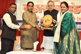 Become a councillor, not a contractor: Dr. Raman Singh 52 councillors including Mayor Meenal Choubey felicitated at Maharashtra Mandal Raipur, Chhattisgarh, Khabargali