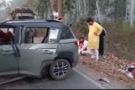 महाकुंभ से स्नान कर  लौट रही कार दुर्घटनाग्रस्त, पेड़ से टकरायी कार, उड़े परखच्चे खबरगली Car returning after taking bath from Mahakumbh meets with accident, car collides with tree, debris flies  cg news hindi news cg big news sarguj news khabargali 