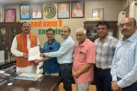 IMA delegation met Health Minister to stop action against hospitals, raised the issue of inadequacy in Ayushman, Dr. Surendra Shukla, Chairman, Hospital Board, Chhattisgarh, Dr. Akhilesh Dubey, Chairman, Hospital Board, Raipur, Dr. Kuldeep Solanki, President, IMA Raipur, Dr. Ketan Shah, Vice President, IMA Raipur, Dr. Sanjeev Srivastava, Secretary, IMA Raipur, met Honorable Shyam Bihari Jaiswal, Health Minister, Chhattisgarh Government, Raipur, Chhattisgarh, Khabargali