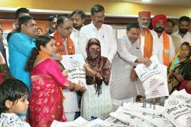 Gift of Modi, National President of BJP Minority Front Siddiqui, Waqf Board Chairman Dr. Salim Raj, Raipur Rural MLA Motilal Sahu, District President Ramesh Thakur, General Secretary Makhmoor Khan, Mirza Ejaz Beg, Raipur, Chhattisgarh, Khabargali