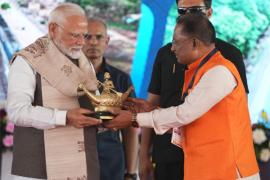 A symbol of women empowerment of Chhattisgarh, a momento of Bilasa Devi Kewat and a handmade shawl made of Kosa silk, a symbol of weaving, culture and living traditions, were presented to Prime Minister Modi, Khabargali