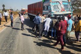 तेज रफ्तार कार और ट्रक में भिड़ंत, मौके पर 5 की दर्दनाक मौत खबरगली Collision between a speeding car and a truck, 5 tragically died on the spot  cg news cg big news hindi news cg latest news khabargali 