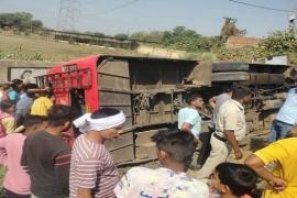 बाइक सवार को बचाने के चक्कर में हुआ हादसा, यात्री बस पलटने से 34 यात्री घायल खबरगली The accident happened while trying to save a bike rider, 34 passengers were injured when a passenger bus overturned  cg news cg big news latest news hindi news janjgir news khabargali 