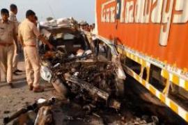  महासमुंद में बड़ा हादसा, कंटेनर व कार के बीच भिड़ंत में तीन की मौत खबरगली Major accident in Mahasamund, three killed in collision between container and car    cg news cg big news cg latest news mahasamund news khabargali 