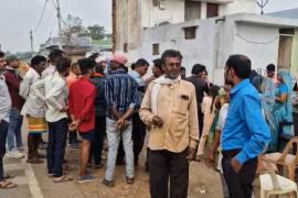 A high speed tractor ran over 5 people sitting outside their house, mother and daughter died and 3 are in critical condition latest news hindi news cg big News khabargli 