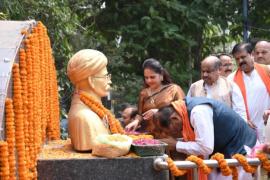 On the occasion of Utkal Day, Chief Minister Sai garlanded the statue of great freedom fighter Barrister Madhusudan Das and paid his respects to him, Utkal Day, MLA and prominent leader of the society Purandar Mishra, Raipur, Chhattisgarh, Khabargali