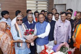 The newly appointed Chairman of Chhattisgarh Bhawan and Other Construction Workers Welfare Board, Dr. Rampratap Singh, on taking charge, gifted Rs. 15.37 crore to 44 thousand 940 workers through DBT in the presence of the Chief Minister, Raipur, Chhattisgarh, Khabargali
