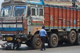 Tragic road accident in Telibandha, Raipur, death due to being crushed under a truck latest news raipur news accident News khabargli 
