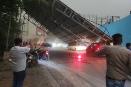 Severe storm in Raipur, shed of Devendra Nagar Chowk collapsed, three cars damaged