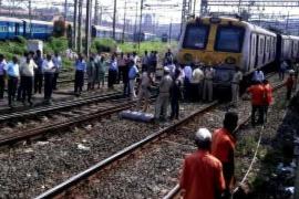 Accident in Mumbai local train, 5 passengers standing near the door fell and died latest news hindi news big news khabargali 