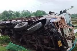 A heartbreaking road accident in Kolkata, 9 people travelling in a Bole ro car died latest news accident news big news khabargali 