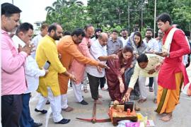 Illegal roadside parking will end in Mahalaxmi Market Pandri, traffic will soon become smooth and well-organized, the much-awaited bhoomipujan of the mechanized and non-motorized transport project was done at a cost of one and a half crore, Raipur North MLA Mr. Purandar Mishra and Mayor Mrs. Meenal Choubey, Raipur, Chhattisgarh, Khabargali