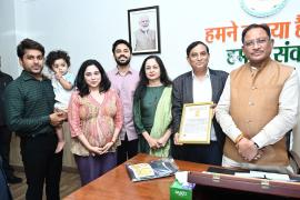 El Dr. Sunil Kalra, cirujano plástico y cosmético, recibió el Libro de Oro de los Récords Mundiales por la cirugía de cambio de sexo gratuita de 210 personas transgénero en Raipur, Chhattisgarh Khabargali.