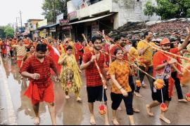Los devotos de Bhole comenzaron en Gayatri Nagar, Kanwar Yatra comenzaron en Mahadev Ghat, Sales Tax Colony, Pink City, Steel City y Vijay Nagar, Raipur, Chhattisgarh, Khabargali.