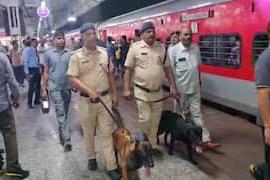 Information of bomb in Chattisgarh Sampark Kranti Express, train stopped at Jhansi railway station, commotion ensued Chhattisgarh News hindi news latest news Big news khabargali 