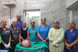 A 65-year-old woman was successfully operated upon at SIMS, a tumor weighing more than 10 kg was removed from her stomach cg news hindi News big news latest news khabargali 