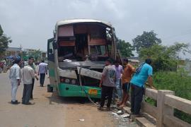 A bus carrying 70 passengers collided with a bridge, one died, many passengers were injured Cg News big News latest news khabargali