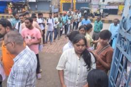 Candidates wearing dark coloured clothes were not allowed to enter the Excise Constable exam, they were also asked to remove their jewellery, watches and shoes Chhattisgarh News hindi News khabargali 