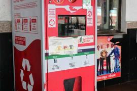 New facility for passengers in railway station, you will get reward as soon as you put the used water bottle in the machine cg news big News latest news khabargali 