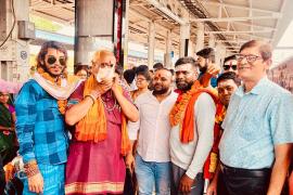 For the last 31 years continuously, Shri Baba Amarnath Seva Samiti has been leaving for the darshan of Baba Amarnath Barfani. In the first batch, hundreds of devotees were sent off at Raipur Railway Station by Sushil Sunny Agarwal who wished for the prosperity of Chhattisgarh and applied tilak on the devotees. Kamlesh Nathwani, Nandu Sinha, Anubhav Charan Shukla, Raipur, Chhattisgarh, Khabargali