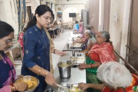 In memory of Imam Hussain, MD Syed Salma of Vedic Group provided food to the elderly in the old age home, Sanjeevani Old Age Home, Raipur, Chhattisgarh, Khabargali