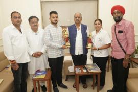 MP Brijmohan Agarwal honored Mantri Kaur and Devashish Makhija, Khabargali
