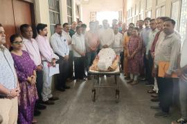 Serving as a doctor all his life, becoming an example of humanity by donating his body after death, Shankar Nagar resident Dr. Sugan Chand Chhajed's family respected his last wish* Dr. Chhajed's body was handed over to Pt. J.N.M. Medical College Raipur for the purpose of education and research, Chhattisgarh, Khabargali