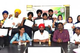 The winning players of Gatka game met Minority Commission Chairman Amarjeet Chawra, Gatka Association of Chhattisgarh President Simran Singh, Secretary Khwaja Ahmed Raipur, Khabargali,