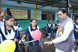 Raipur West MLA Rajesh Munat distributed bicycles to students, honoured meritorious students and called for overall development of schools. Cheques of Rs.10,000 each were given to meritorious girl students who scored above 90% marks. Raipur, Chhattisgarh, Khabargali