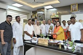 Raipur Sarafa Association discussed some important points related to the business sector and market with the Mayor. Madam Meenal Choubey instructed the officials to take immediate action regarding the resolution. President Dharam Bhansali and Secretary Jitendra Golchha, Raipur, Khabargali