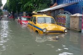 Kolkata lashed by heavy rains for the past 24 hours; Howrah station yard submerged, metro services halted, 7 dead. Hindi news big News latest News khabargali 