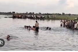 A tractor-trolley overturned in a pond during idol immersion in Khandwa, killing 10 devotees.khabrgali 