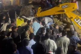 Mountain cracks, debris falls on moving bus, 18 dead, rescue operations underway hindi News latest News khabargali 