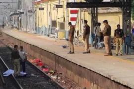 Six passengers crossing the railway track were hit by a train and died, causing chaos at the station. Hindi news big News latest news khabargali 