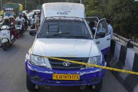 A major daylight robbery took place, with a man posing as an Income Tax or RBI officer robbing Rs 7 crore. Chhattisgarh news hindi News big News latest News khabargali 