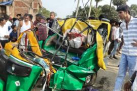 Truck and auto-rickshaw collide, five people killed, bodies retrieved using JCB hindi News latest News khabargali 