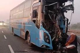 A heartbreaking accident: a bus collided with a truck, resulting in the tragic death of two people, and widespread outcry. Hindi latest News khabargali 