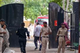 Bomb threat to two Delhi University colleges creates panic hindi News latest News khabargali 