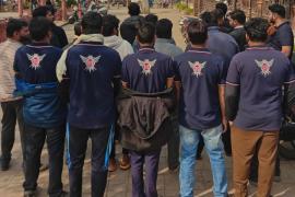 Liquor store employees protest against wage cuts, threaten 'road blockade' and store closures from December 31st.  Salaries of liquor store salesmen and supervisors in Raipur have been cut by up to 10,000 rupees, leading to widespread anger.  They have issued an ultimatum to the company: "Restore our salaries or the stores will remain closed." Chhattisgarh, Khabargali.