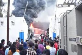 Two people burned alive in a massive fire at a furniture factory; the accident occurred while emptying a turpentine tanker. Hindi News latest News khabargali 