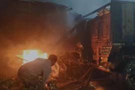 Fog wreaks havoc, two trucks collide violently, driver burns to death hindi news latest News big news khabargali 
