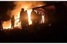 आग लगने से एक ही परिवार के तीन लोगों की मौत, पूरे इलाके में मची अफरा-तफरी खबरगली Three members of a family died in a fire, causing panic in the entire area. mumbai hindi news latest mumbai news khabargali 