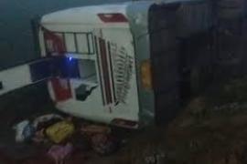 हाईवे पर श्रद्धालुओं से भरी डबल डेकर बस पलटी, 10 लोग हुए घायल खबरगली Double-decker bus carrying pilgrims overturns on highway, 10 injured hindi news latest news khabargali 