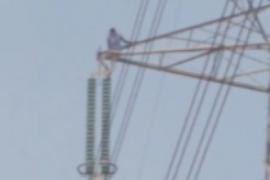 टोकन नहीं कटने से किसान ने टावर पर चढ़कर किया विरोध, गांव में मचा हड़कंप ख़बरगली  A farmer climbed a tower to protest against not being given a token, creating a stir in the village. cg news janjgir news 