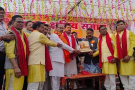 Social worker Tekram Patle honored with the 'Panwar Outstanding Social Gem' award; the annual Panwar community gathering concluded in Gudhiyari; National President Nandlal Chaudhary and National Vice President of Akhil Bharatiya Panwar Kshatriya Mahasabha, Ajay Bhagat, were present; Raipur, Chhattisgarh, Khabargali.