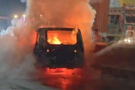 रायपुर में खौफनाक मंजर, बीच सड़क आग का गोला बनी चलती कार, यात्रियों ने ऐसे बचाई जान खबरगली A terrifying scene in Raipur, a moving car burst into flames in the middle of the road, passengers saved their lives like this. raipur chhattisgarh hindi news khabargali 